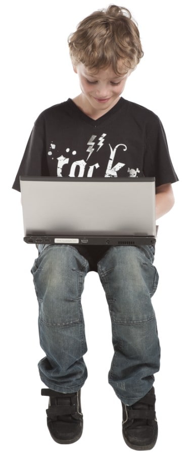 Enfant avec ordinateur portable