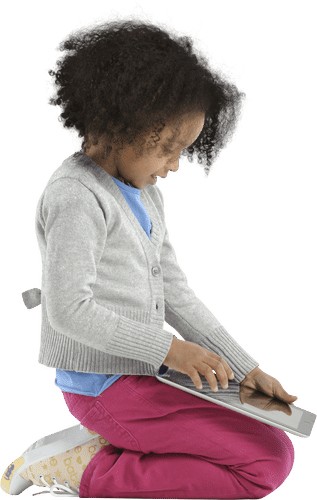 Fille avec une tablette