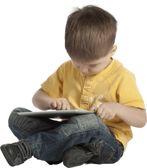 Petit garçon avec tablette